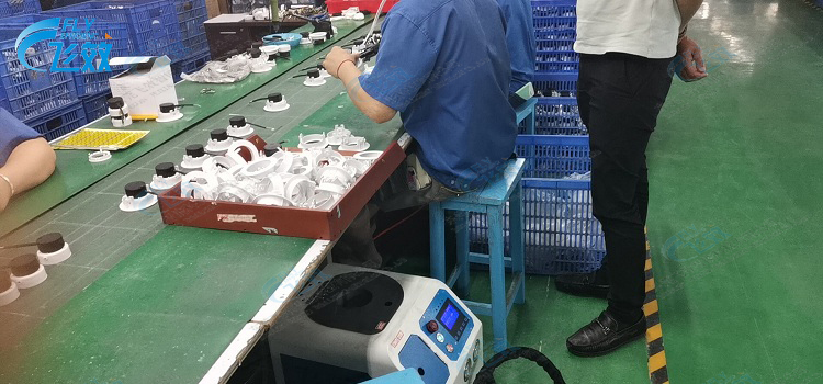 全自動拉鉚機拉釘機使用現(xiàn)場