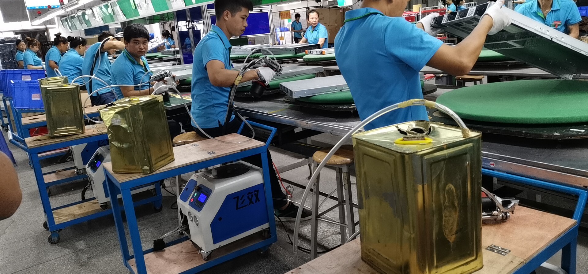 自動(dòng)拉釘槍 自動(dòng)拉鉚槍鉚接服務(wù)器現(xiàn)場(chǎng)